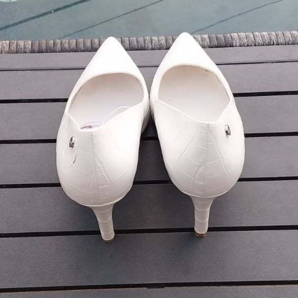 Calvin Kline White Crocodile Pumps 9.5 - Picture 3 of 3